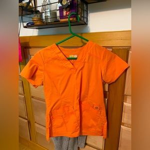 Wonderwink flex scrub top